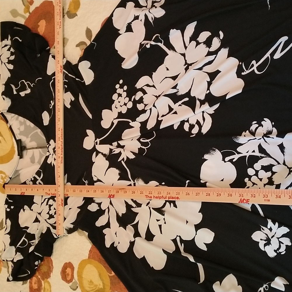 Lane Bryant woman 14/16 black and white flow and stretchy short sleeve dress